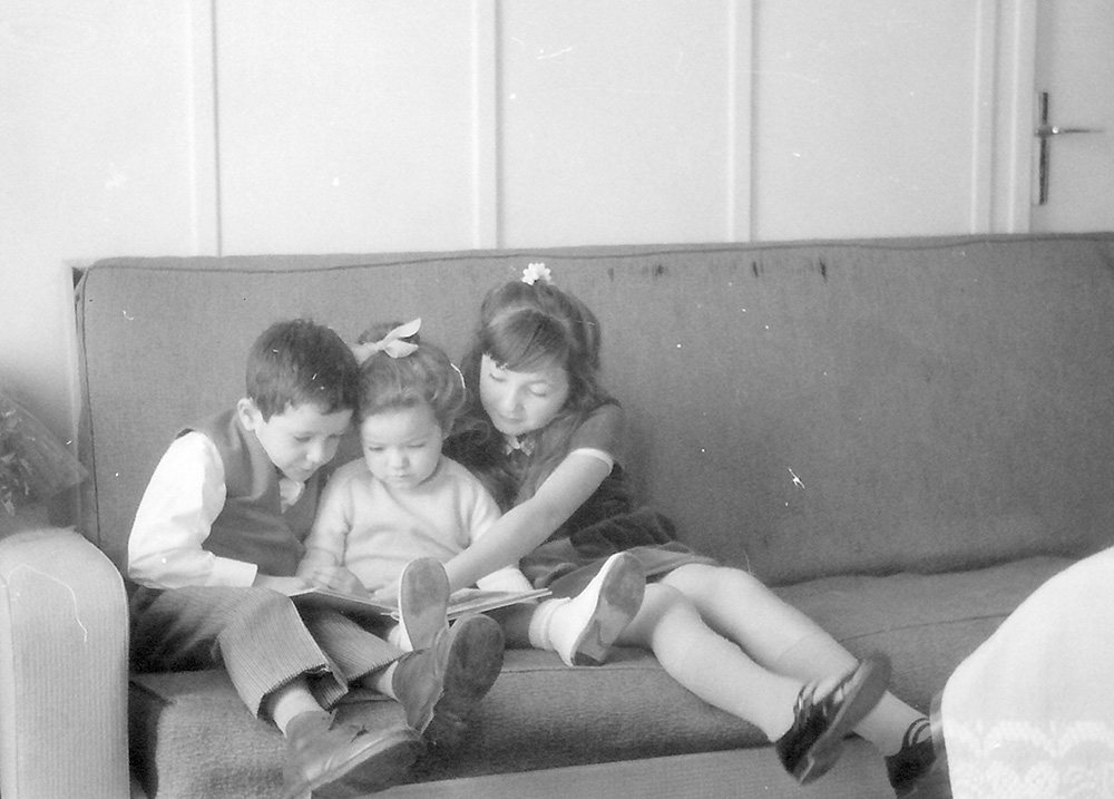 Thierry, Isabelle et Laurence AUNE lisent sur le canapé