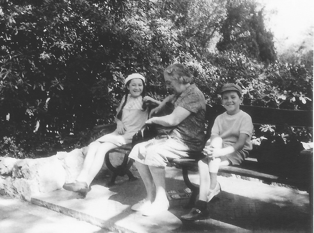 Rolande TERRASSE avec ses petits enfants Laurence et Thierry AUNE à Monaco