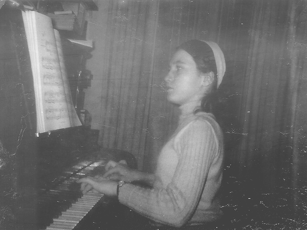 Laurence AUNE (13 ans) au piano en 1971