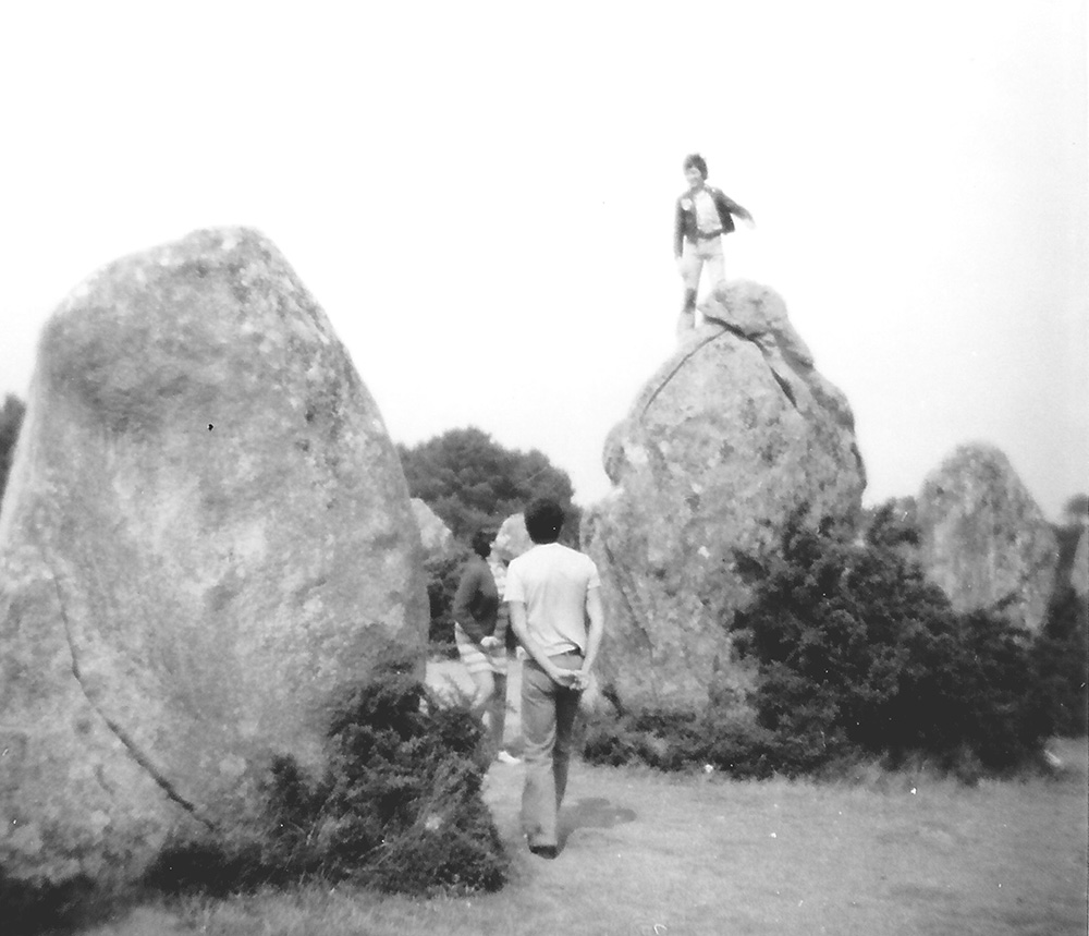Thierry AUNE sur les menhirs de Carnac