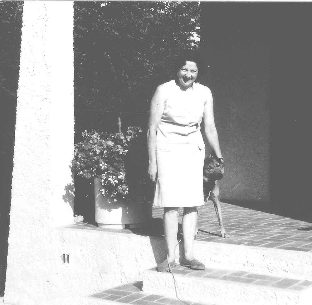 Paulette TERRASSE devant la nouvelle maison à Nans les pins (1978)