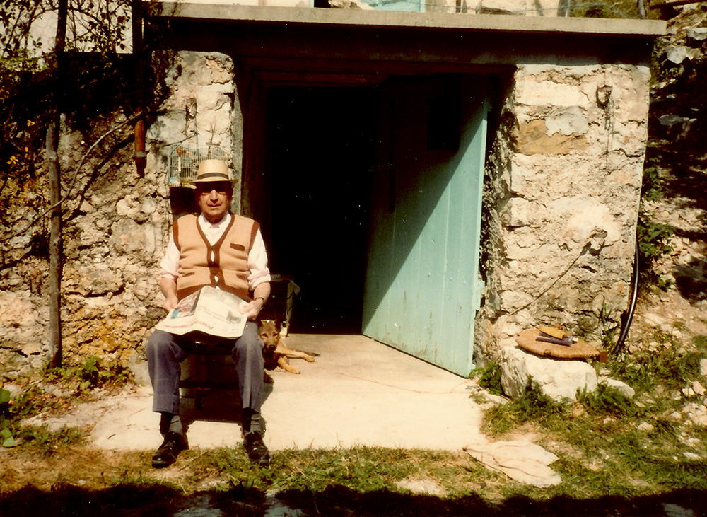 Joseph AUNE devant chez lui à Montbrant