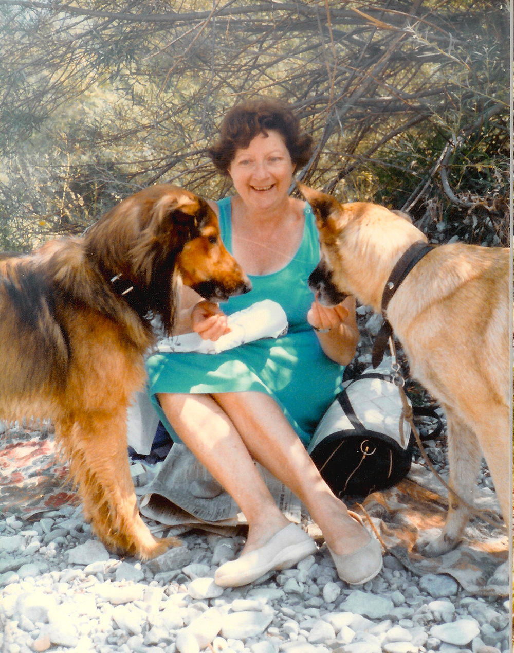 Paulette TERRASSE avec ses deux chiens Sandy et Tilou