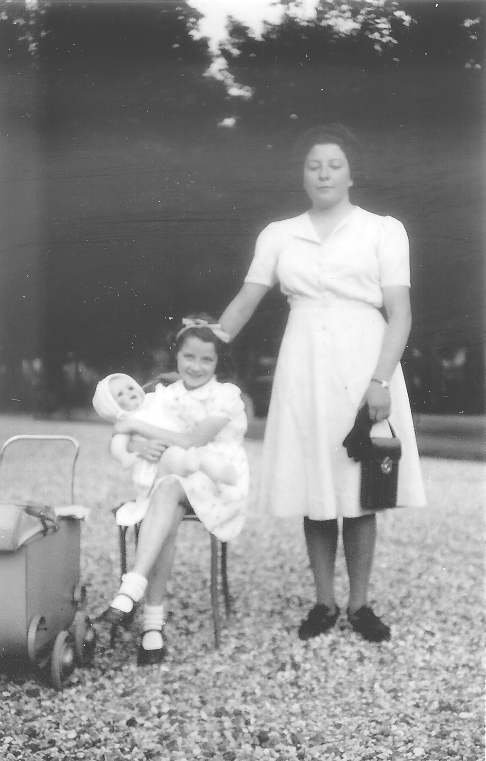 Paulette et Jacqueline Terrasse en 1941